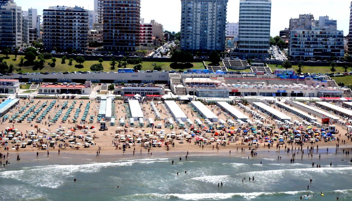 Playas cercadas en Mar del Plata: carpas vacías y menos arena en la orilla pública