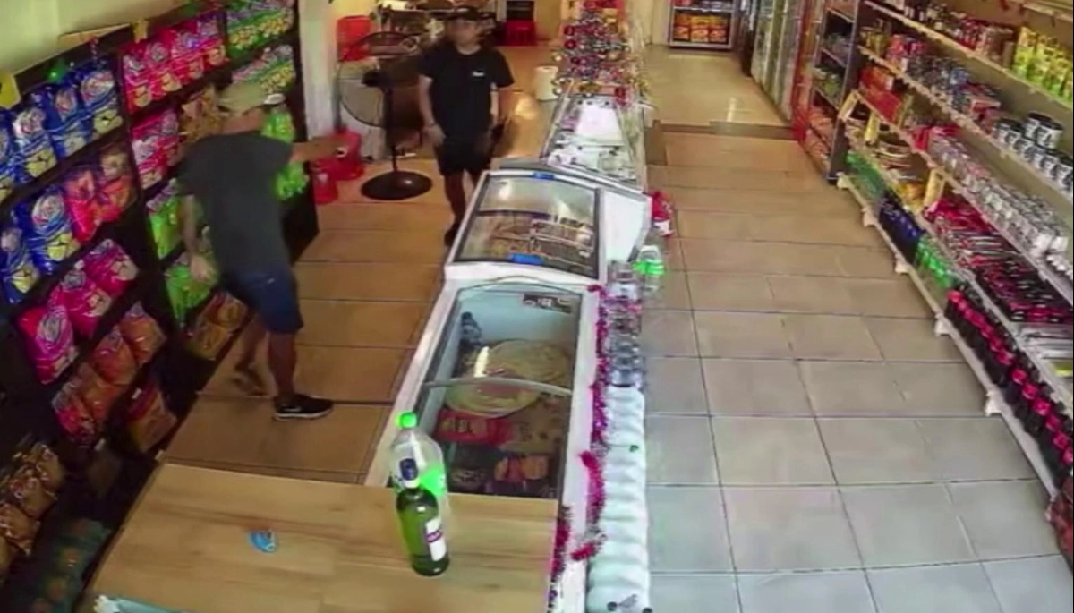 Se presentó como cliente, saltó una heladera y robó la recaudación de un almacén en Berazategui