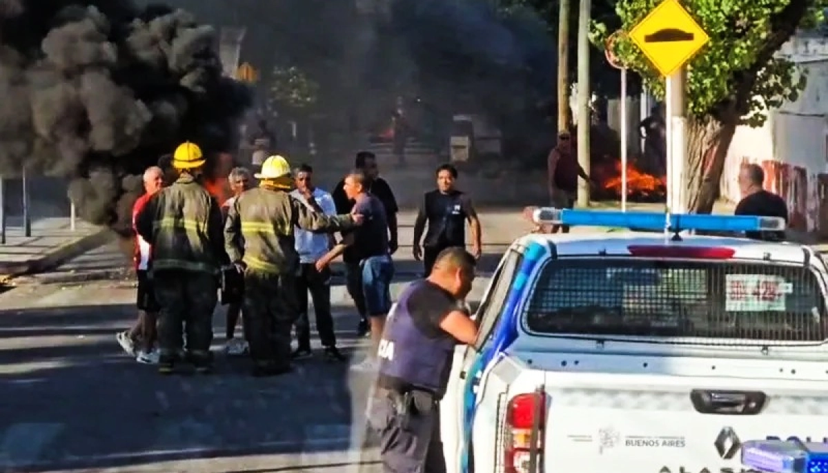 Escándalo a puro destrozo en el Concejo de Morón: municipales suspenden sesión a los sillazos