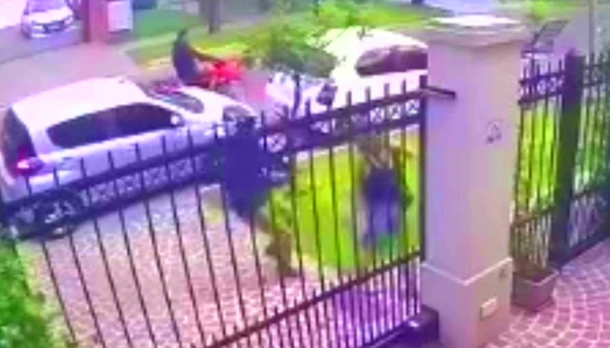 Violento ataque motochorro en Mar del Plata: la arrojaron al piso y asaltaron en cinco segundos