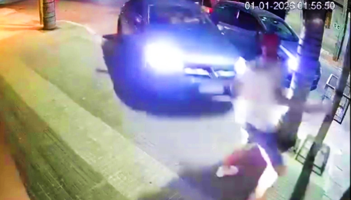 Año nuevo, ladrones viejos: le intentaron robar la camioneta y casi aplastó a un delincuente en la vereda