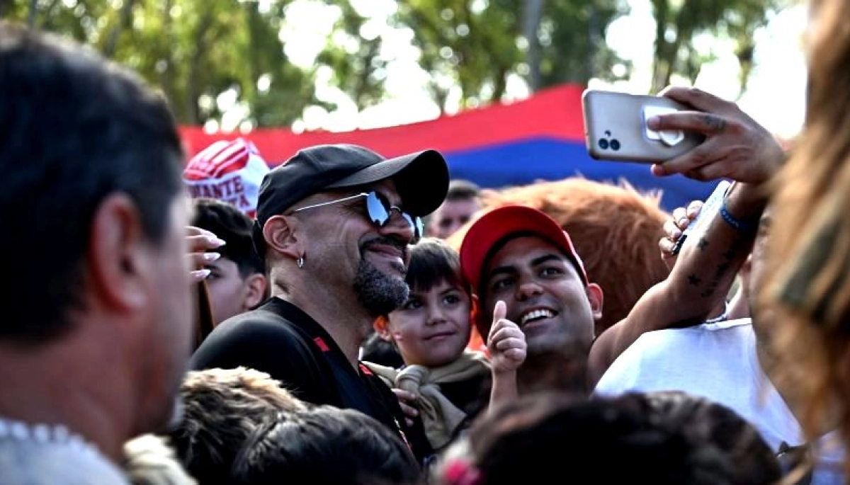 Entre elogios y abrazos: el gesto de Verón a un intendente peronista en medio de la tensión con la AFA