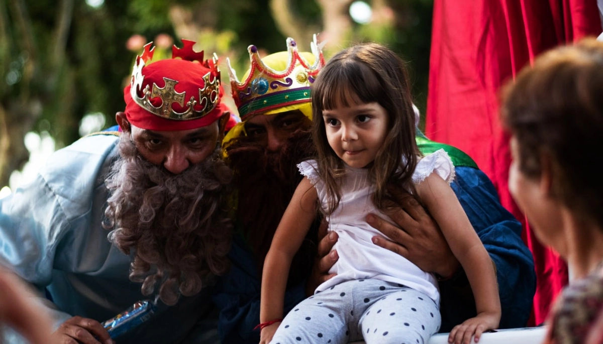 Los Reyes Magos recorrieron el Partido de Magdalena y llevaron alegría a cientos de niños