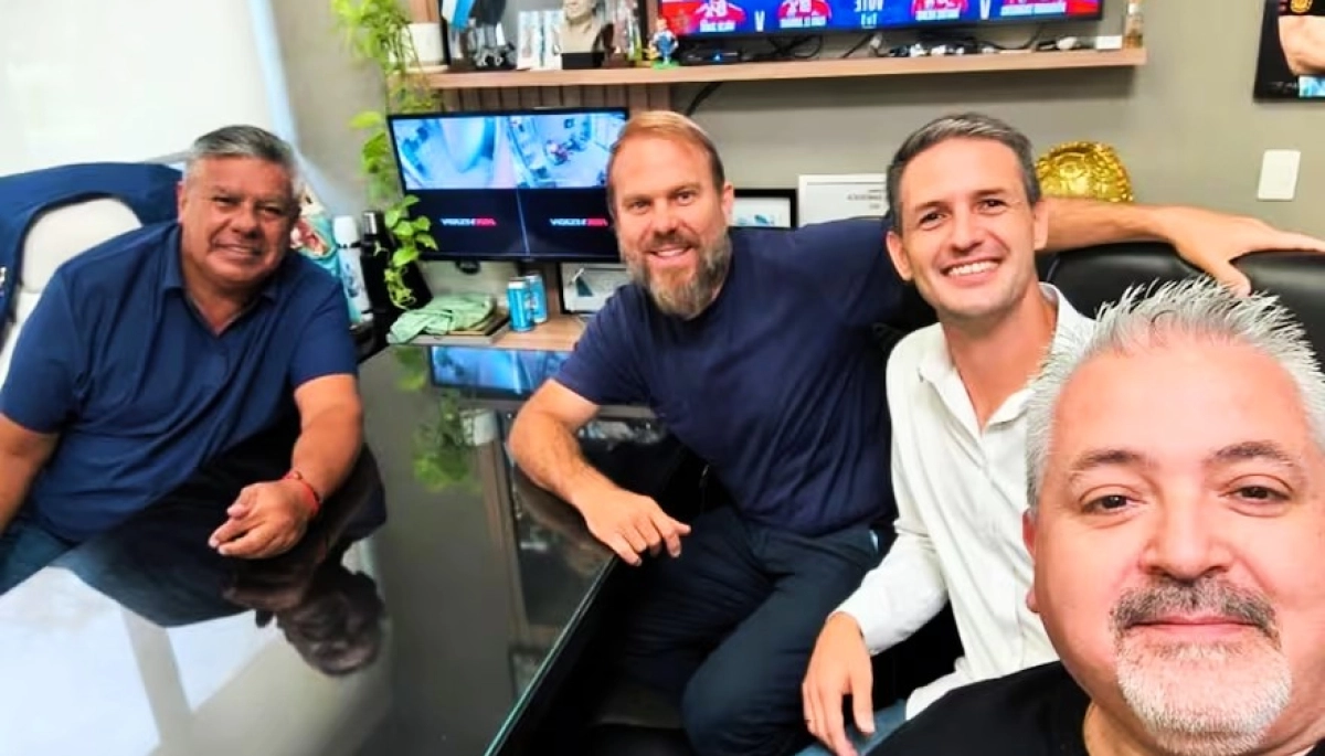 Tapia se muestra con intendentes bonaerenses peronistas para reforzar su respaldo político