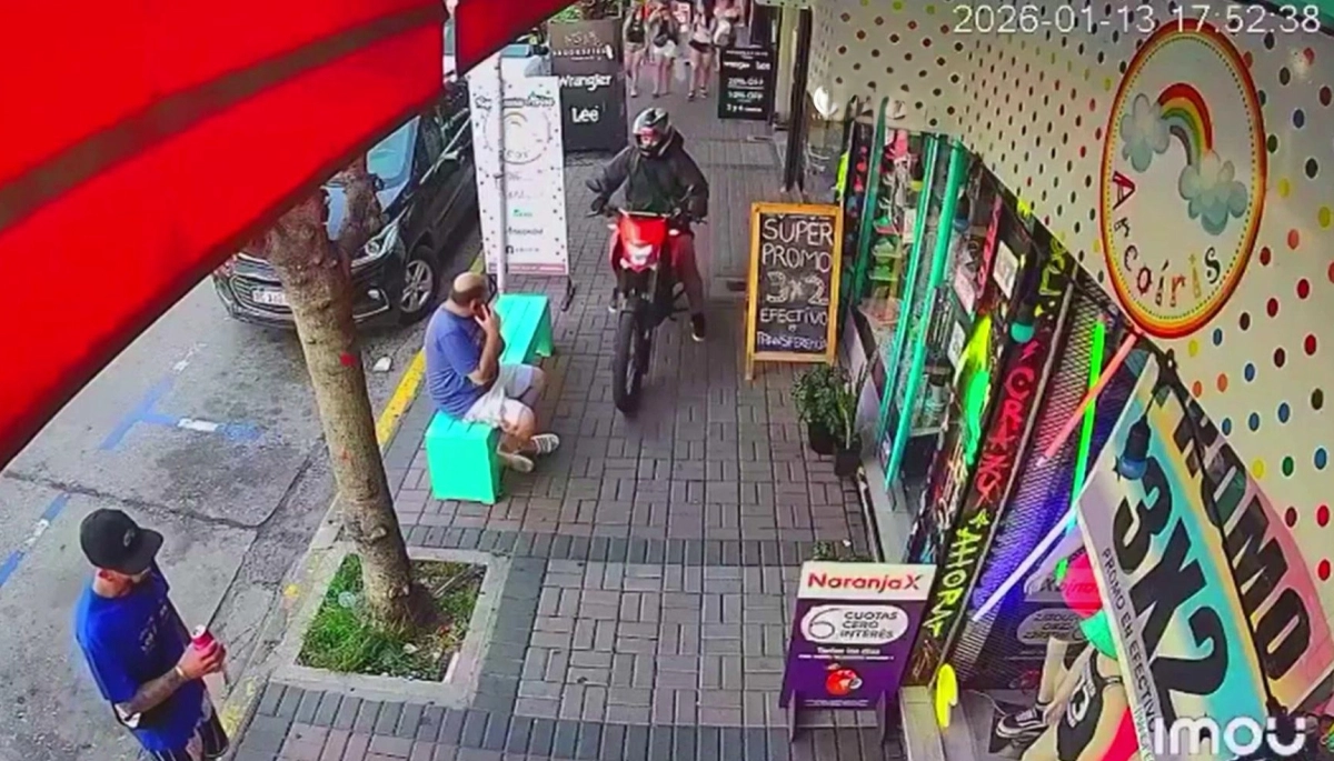 En la zona comercial y durante la hora pico, motochorros aceleró por la acera y le robó a un hombre
