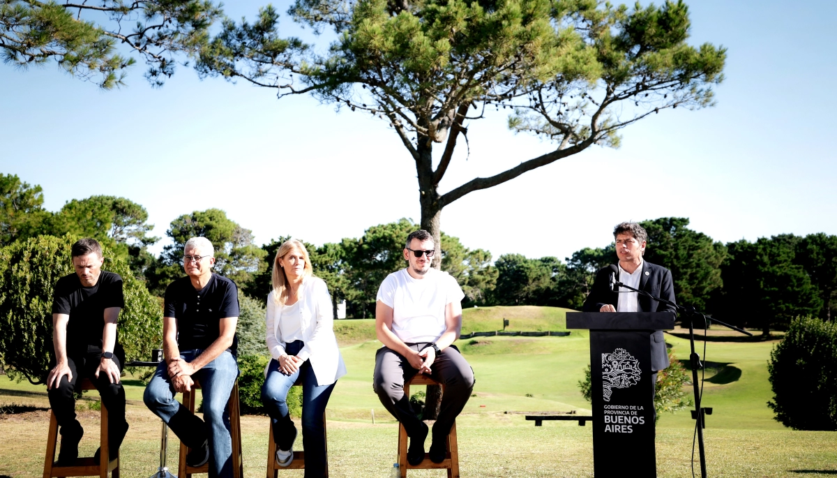 Con palos al Gobierno de Milei, Kicillof alertó en Villa Gesell por la caída del turismo y la temporada