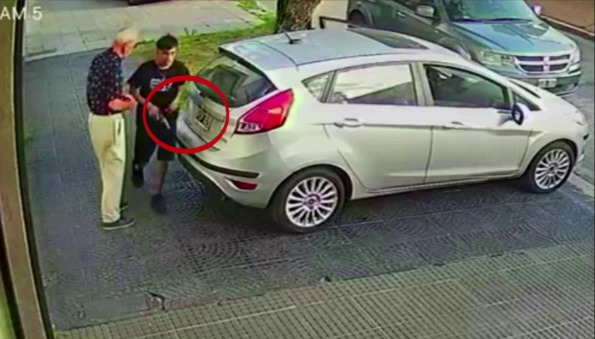 Empleado de una heladería enfrentó a delincuentes armados que le pretendían robar el auto a un jubilado