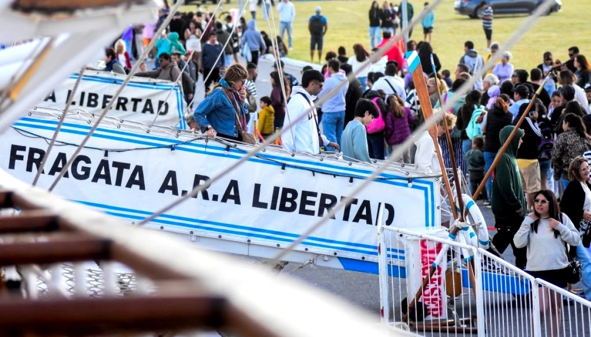Furor en Mar del Plata: miles visitan la Fragata Libertad