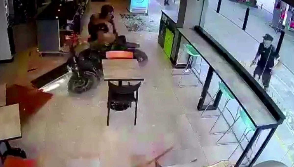 Policías rodearon a una pareja que intentó escapar pero chocó y destrozó el bar de una estación de servicio