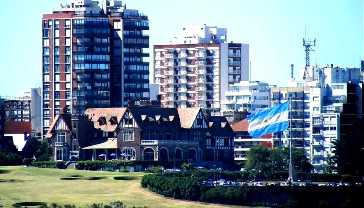 Indignación y burlas: Mar del Plata izó la primera bandera argentina “simple faz”