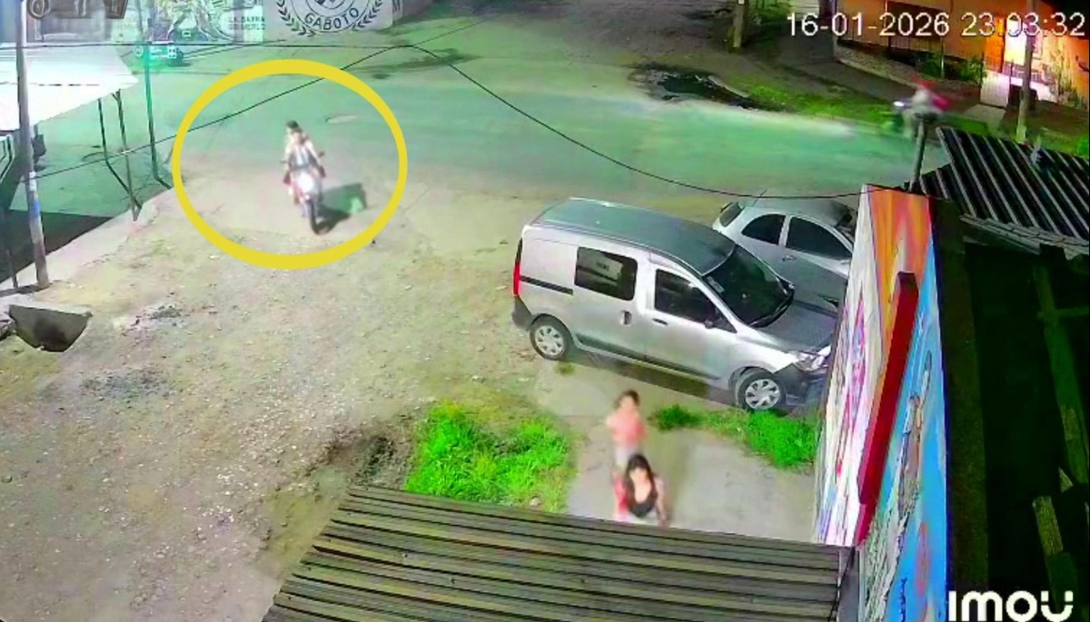 "Metele un tiro, metele un tiro"; lo persiguieron, le pusieron un arma en la cabeza y le robaron la moto