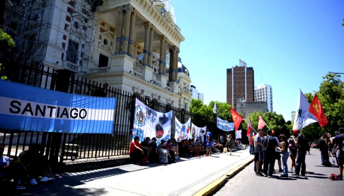 Trabajadores de Astilleros marcharon a Gobernación en rechazo a la oferta salarial de Kicillof