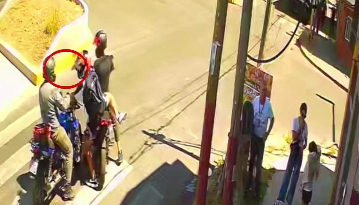 Luz verde para los motochorros en Lanús: frenó en el semáforo y ladrones lo dejaron a pie