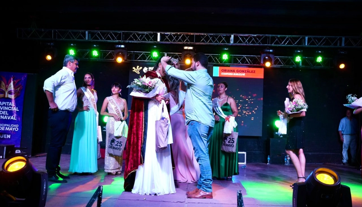 Egüen coronó a Oriana González como nueva embajadora distrital del carnaval de 25 de mayo