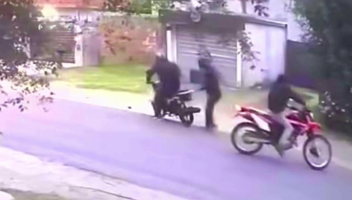 A otra playa con ese cuento: se resistió y puso en fuga a motochorros que le intentaron robar de "boquilla"