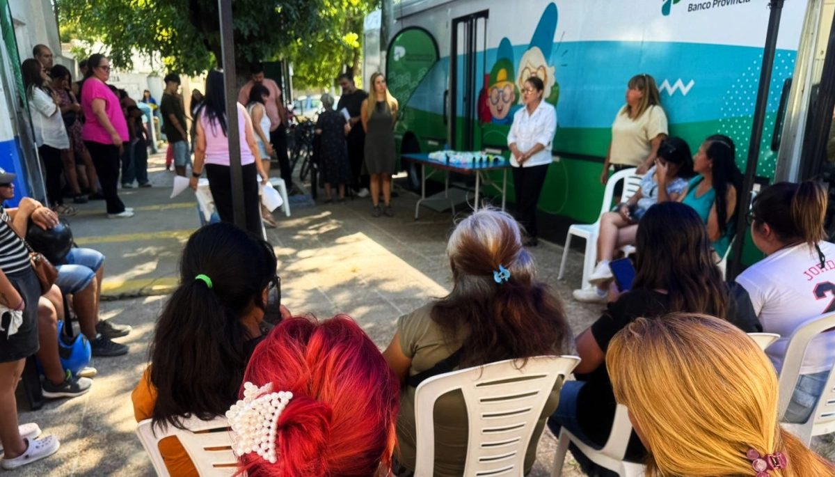 Cantero entregó 600 anteojos de manera gratuita a vecinos de Presidente Perón