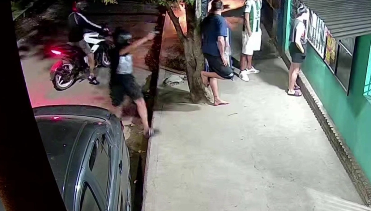 Motochorros asaltaron a los clientes de un kiosco y a un hombre lo golpearon de manera cobarde y brutal