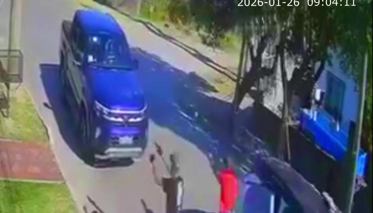 Viajaba con la familia, le cruzaron un auto y lo pusieron de rodillas para robarle la camioneta