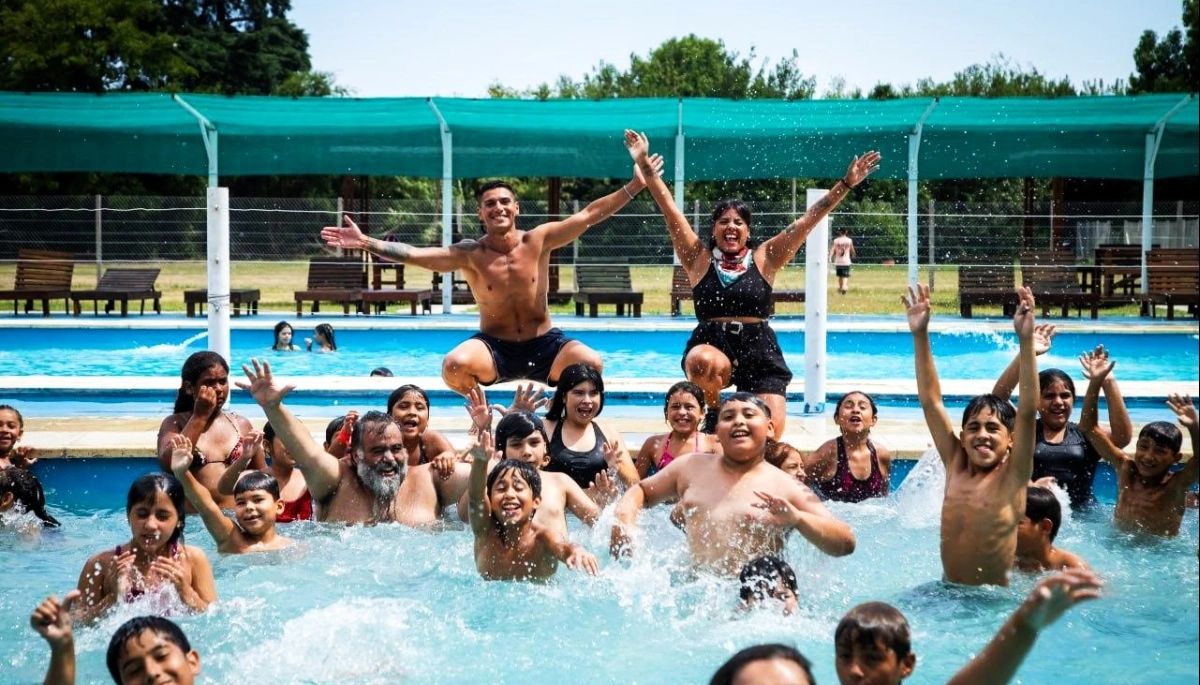 Con una fiesta de la espuma y mucha diversión finalizó el programa de Escuelas abiertas en verano 2026 en Quilmes