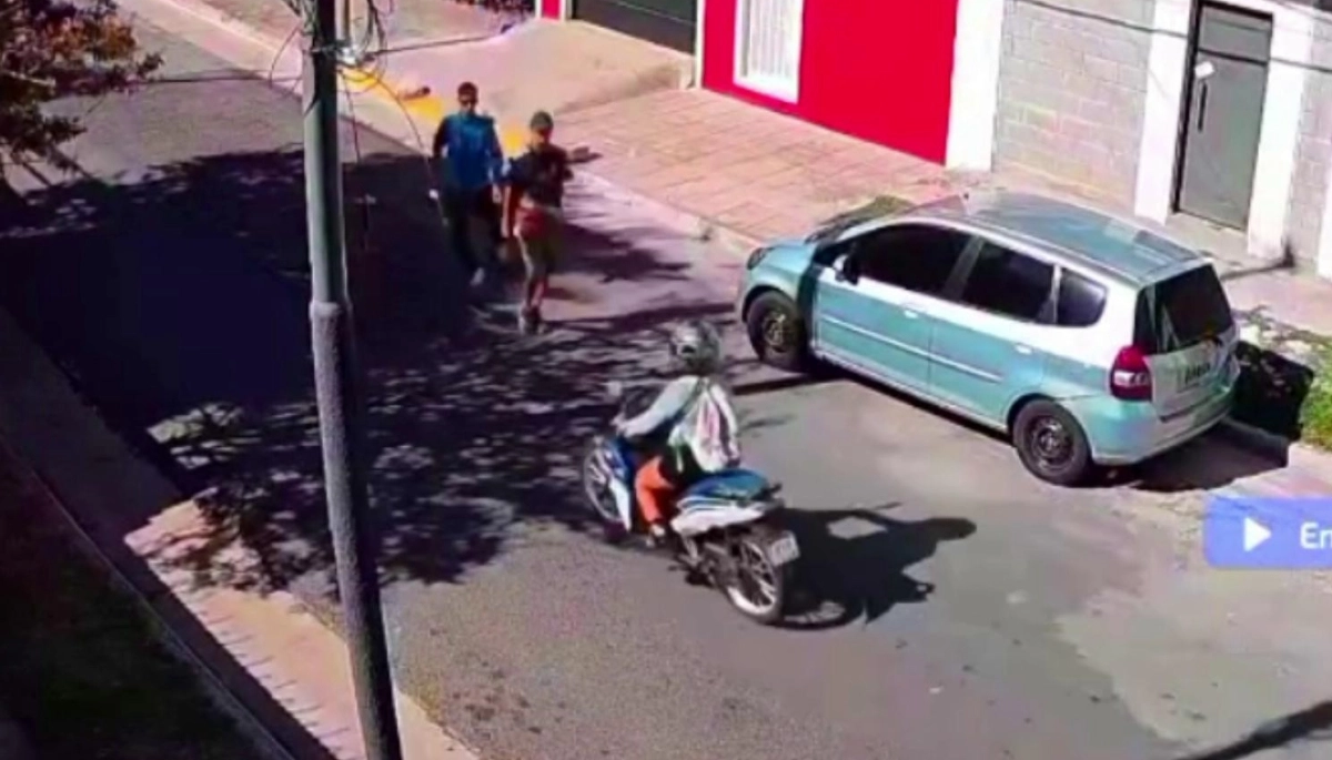 Circulaba en moto por Berazategui y adolescentes la arrojaron al pavimento para robarle