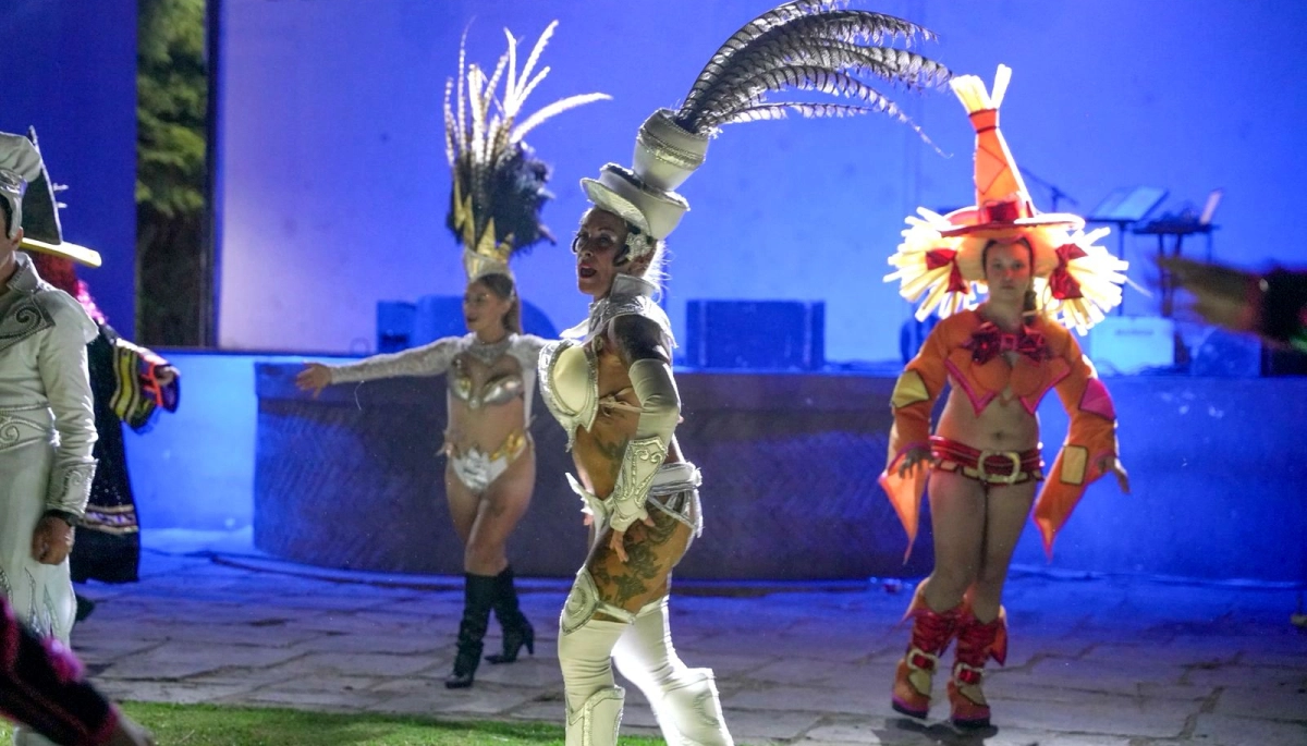 La localidad de Valdés vibró con una multitud en su gran noche de Carnaval en 25 de Mayo