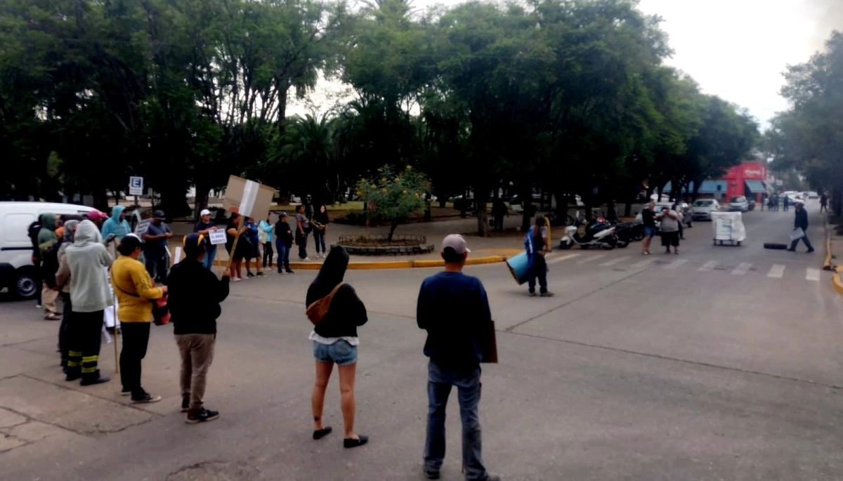 Tensión frente al Municipio de Baradero: el reclamo de recicladores que detonó el caos