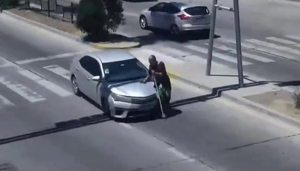 Salud mental: corrió entre los autos por la ruta hasta que uno no lo pudo esquivar