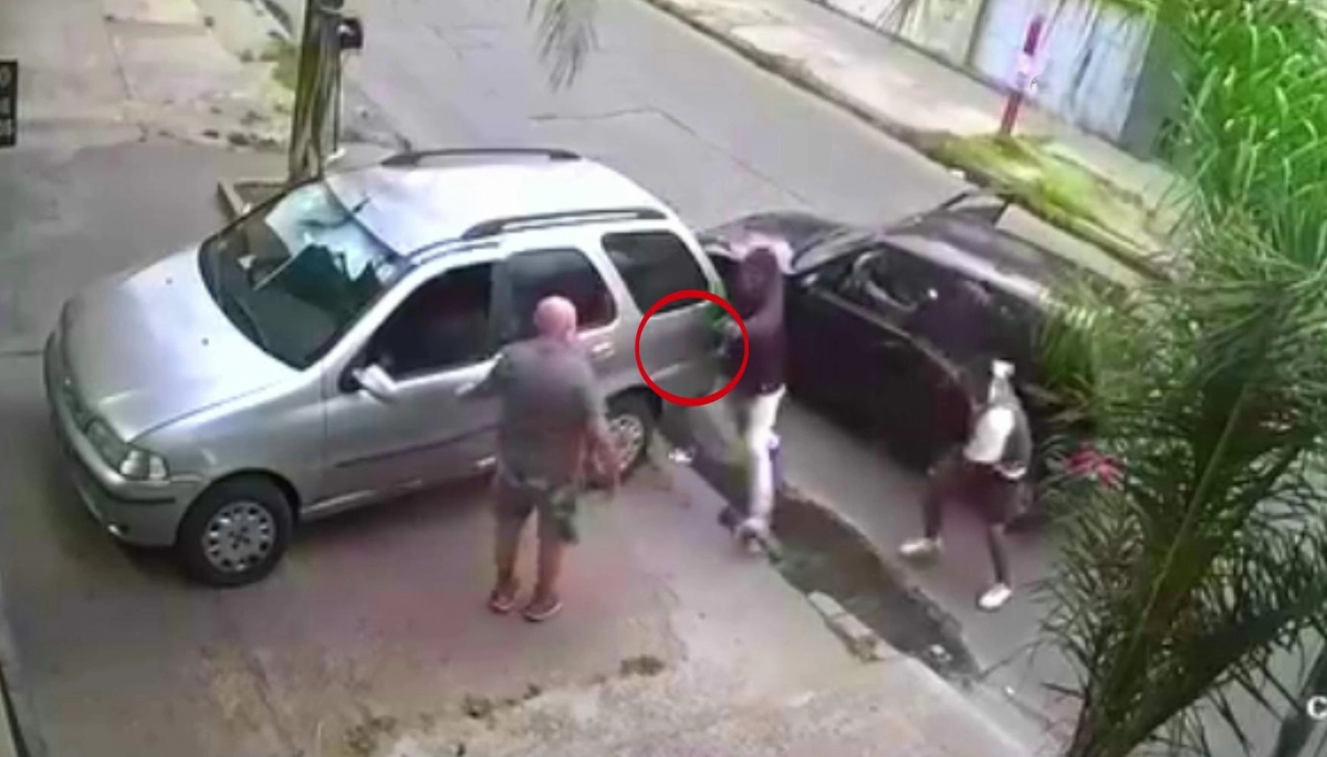 Madrugó pero Dios no lo ayudó: sacó el vehículo del garaje y se lo robaron en segundos