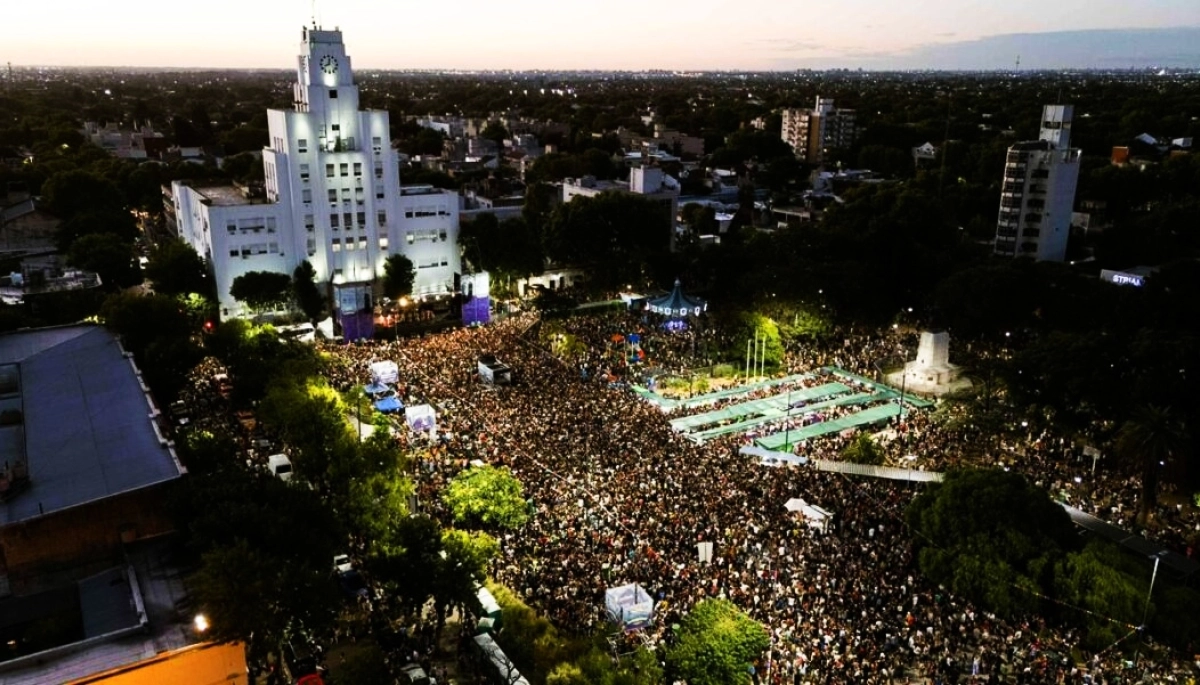 Lomas de Zamora vibró con un festival multitudinario y juntó útiles para el inicio de clases