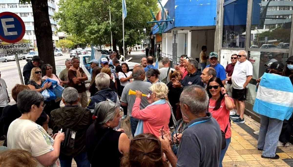 Policías bonaerenses endurecen protestas por sueldos y atención de IOMA