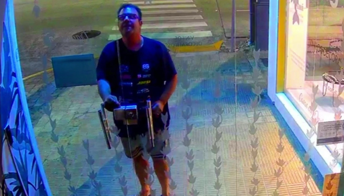 Es hermano de un piloto de carreras y lo buscan por robar comercios en Villa Urquiza y el Conurbano