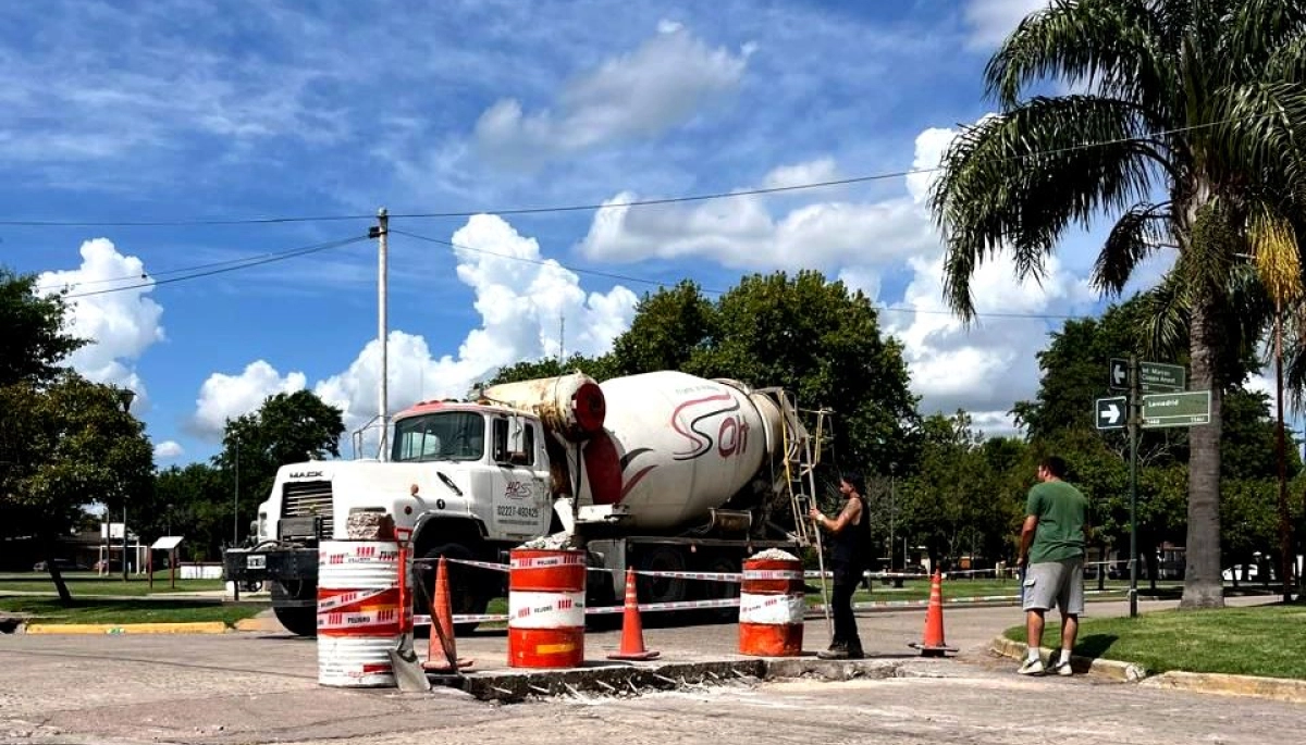 Roque Pérez avanza con nuevas obras de bacheo en el casco urbano