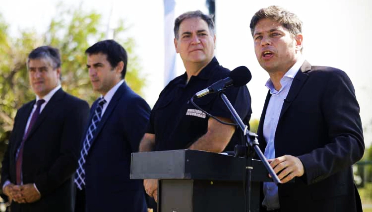 Kicillof entregó patrulleros en un municipio libertario y cargó contra Milei por el recorte en seguridad