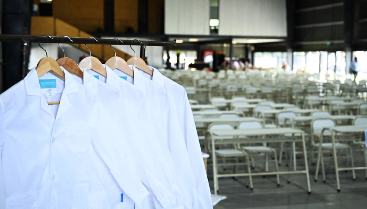 Provincia entregó mobiliario escolar y 1.446 guardapolvos para fortalecer el inicio de clases en Moreno