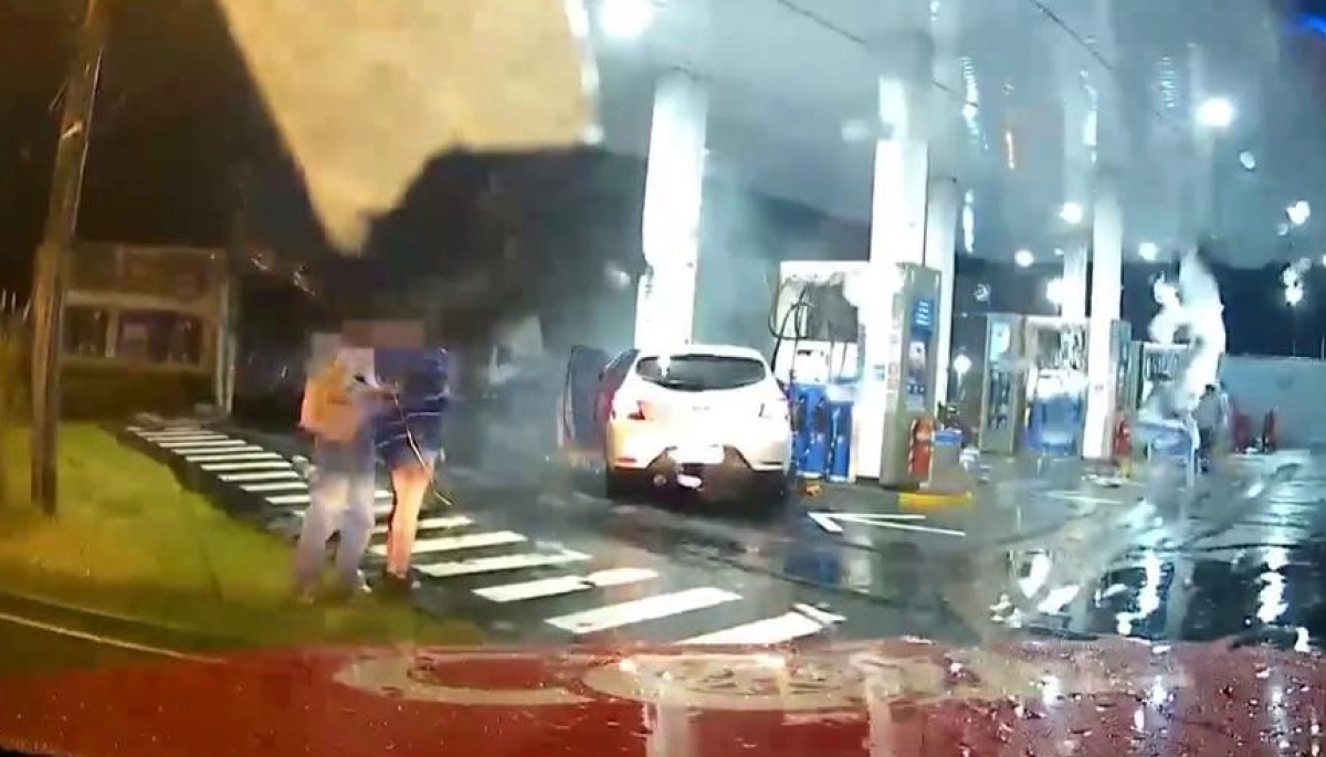 Alcoholizada perdió el control del auto y chocó en una estación de servicio YPF