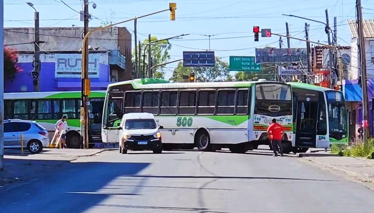 Escándalo y tensión en Florencio Varela: colectivos de la Línea 500 cortaron las calles en un reclamo sin respuesta