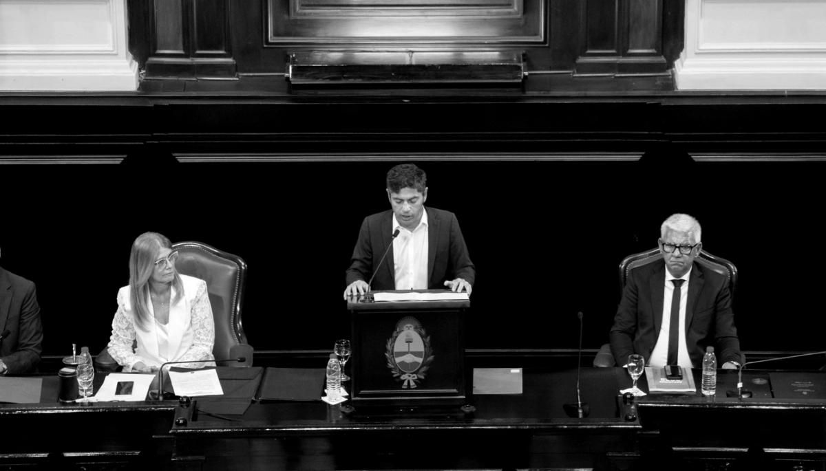 Kicillof y el color de la Apertura de Sesiones: el atril polémico, el furcio “kuka” y los cánticos en los palcos