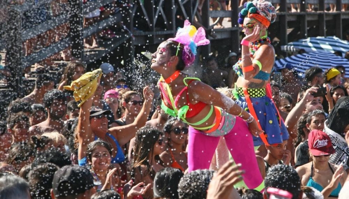 El Corso Costero de Santa Teresita: comparsas, guerra de espuma y verano a pleno