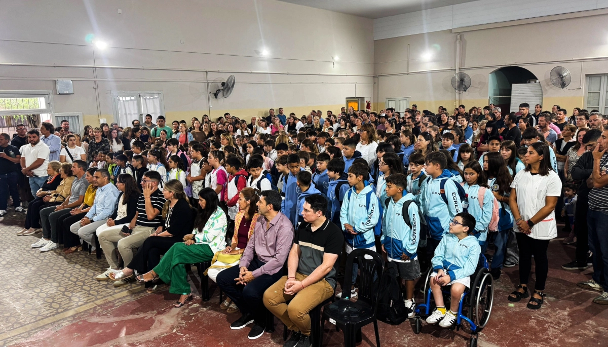 Roque Pérez celebró el inicio de clases en el territorio con grandes actos y anuncios