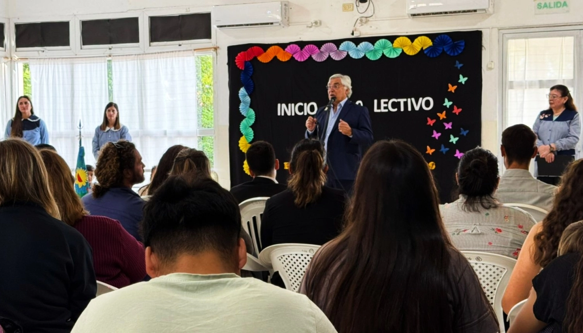 Alegre inauguró el ciclo lectivo en General Villegas y llamó a las familias a ser “custodios del futuro de la patria”