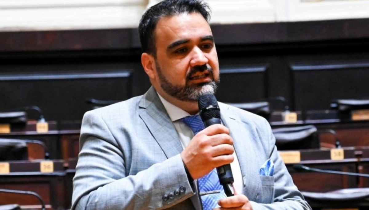 Un diputado de Nuevos Aires contrastó los discursos de Kicillof y Milei y pidió más diálogo en la Legislatura