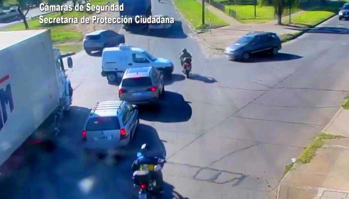 Motociclista voló por el aire luego de ser chocado por una camioneta en El Talar