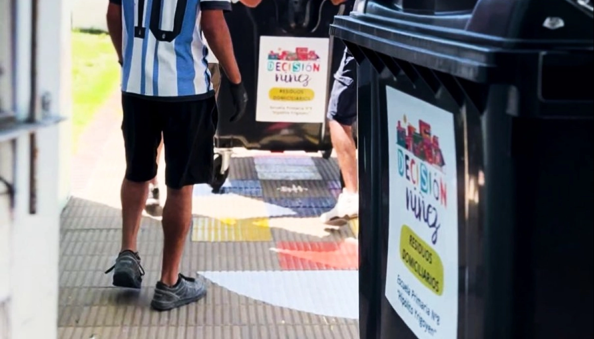 Proyecto estudiantil comunal: Chaves presentó los nuevos contenedores de barrio