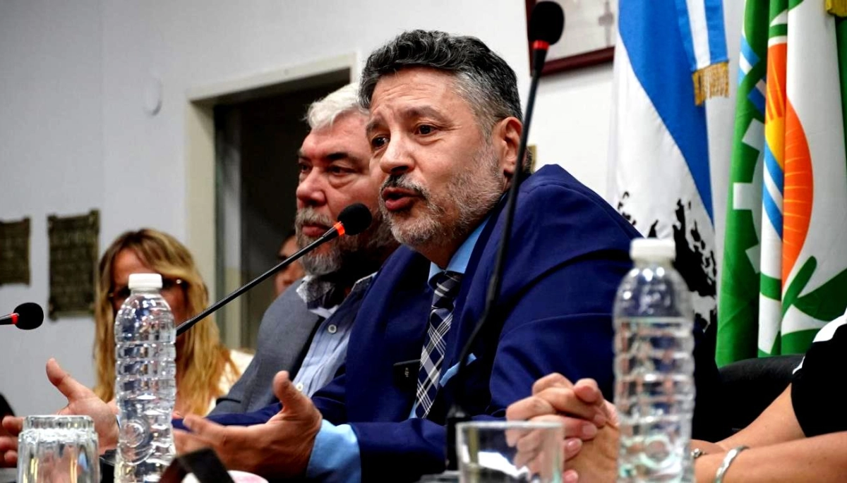 Con un Merlo detonado por la inseguridad y falta de gestión: Menendez se apura y lanza su candidatura a gobernador 2027