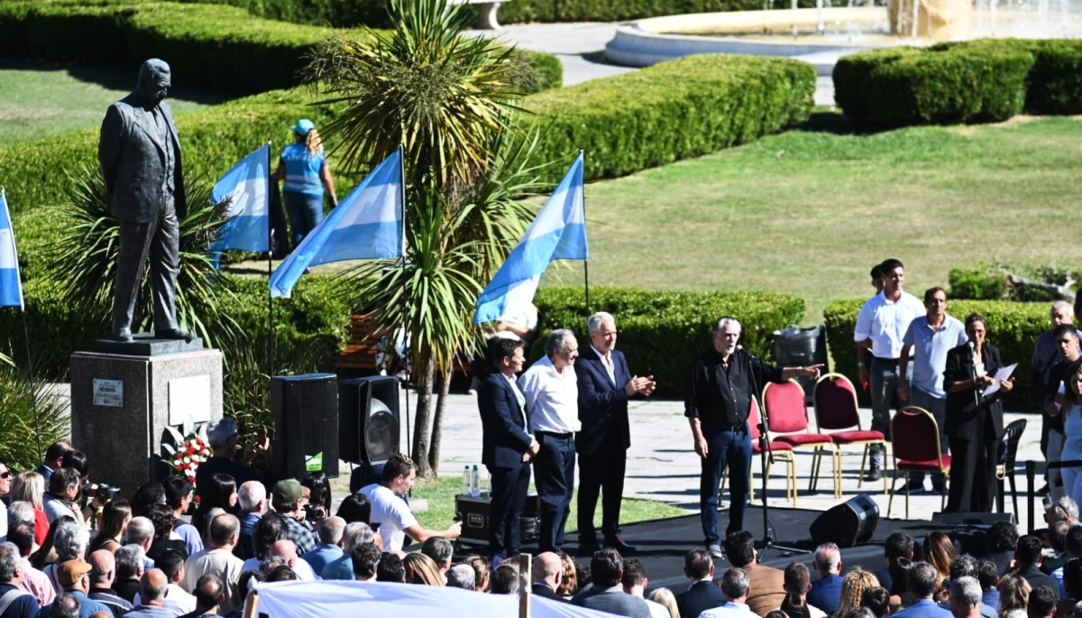 Con un acto en Plaza Moreno, La Plata homenajeó a Raúl Alfonsín a 99 años de su nacimiento