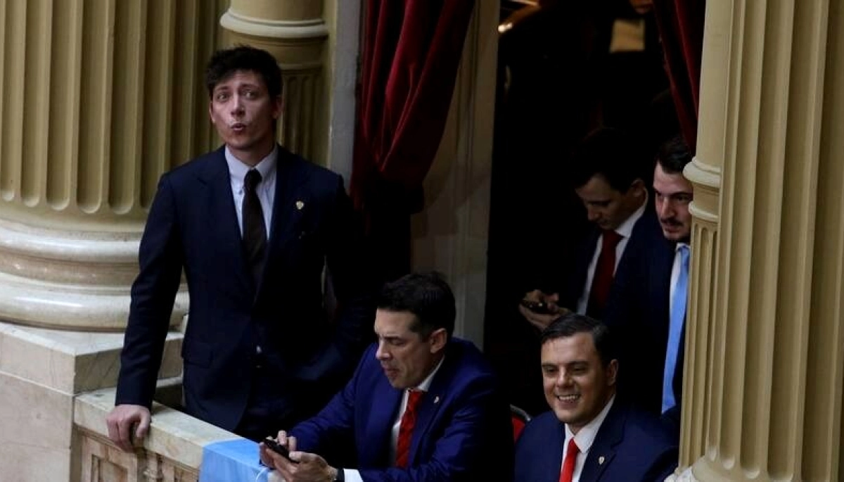 La interna entre Karina Milei y Santiago Caputo hace retumbar la presidencia del bloque en Diputados bonaerenses