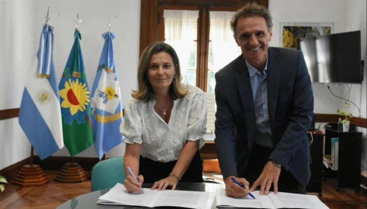 Junto a una intendenta opositora, ministro de Kicillof recorrió las obras energéticas del municipio