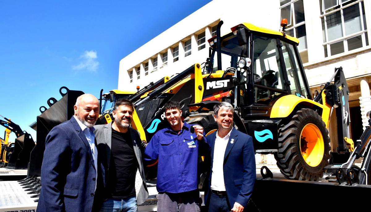 El Gobierno bonaerense entregó maquinaria vial pesada a ABSA