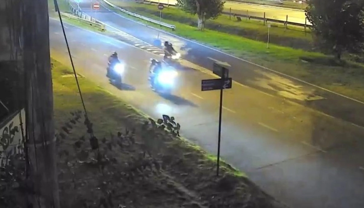 Ladrones detenidos: chocaron con una patrulla y los cómplices cayeron con las motos al pavimento