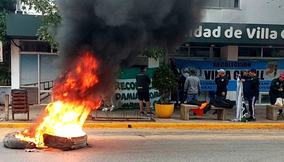 Una decisión de Barrera desencadenó una fuerte protesta frente al Municipio de Villa Gesell